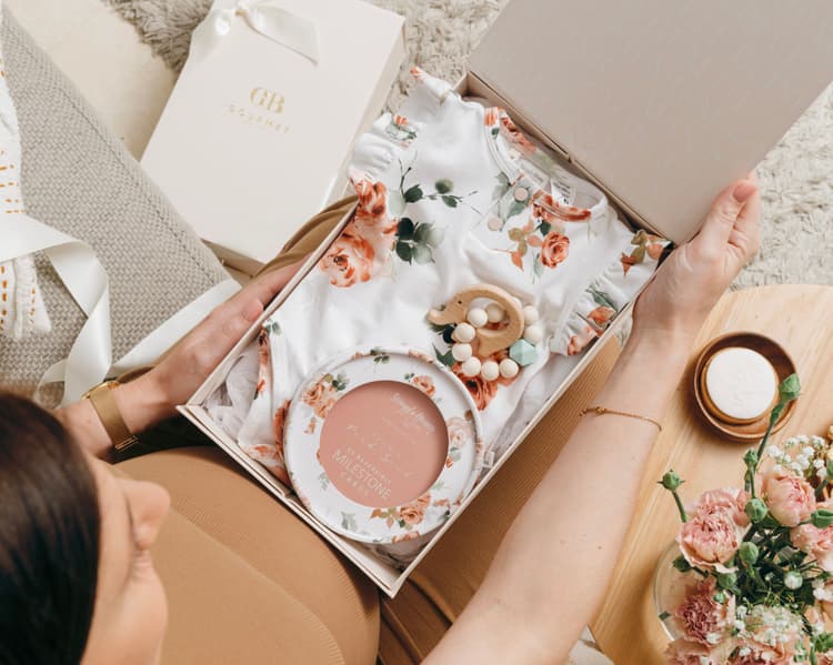 Newborn_baby_Girl_hamper (1)